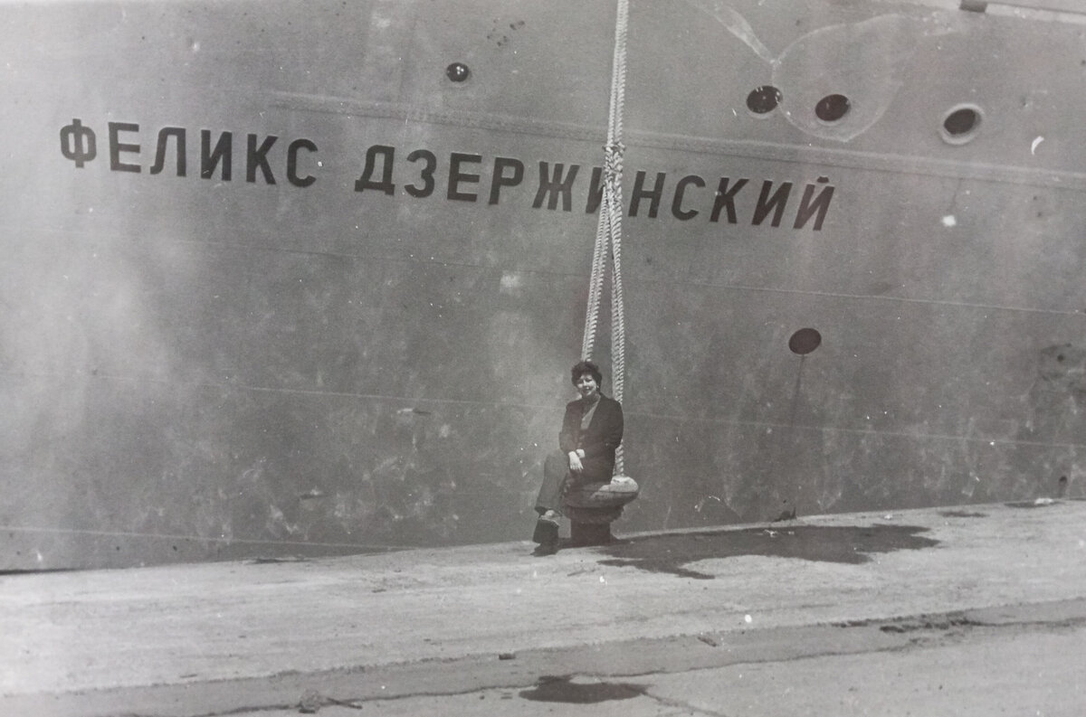 Я около теплохода "Феликс Дзержинский" перед очередным отплытием в путешествии по японским островам.   Фото из личного архива автора