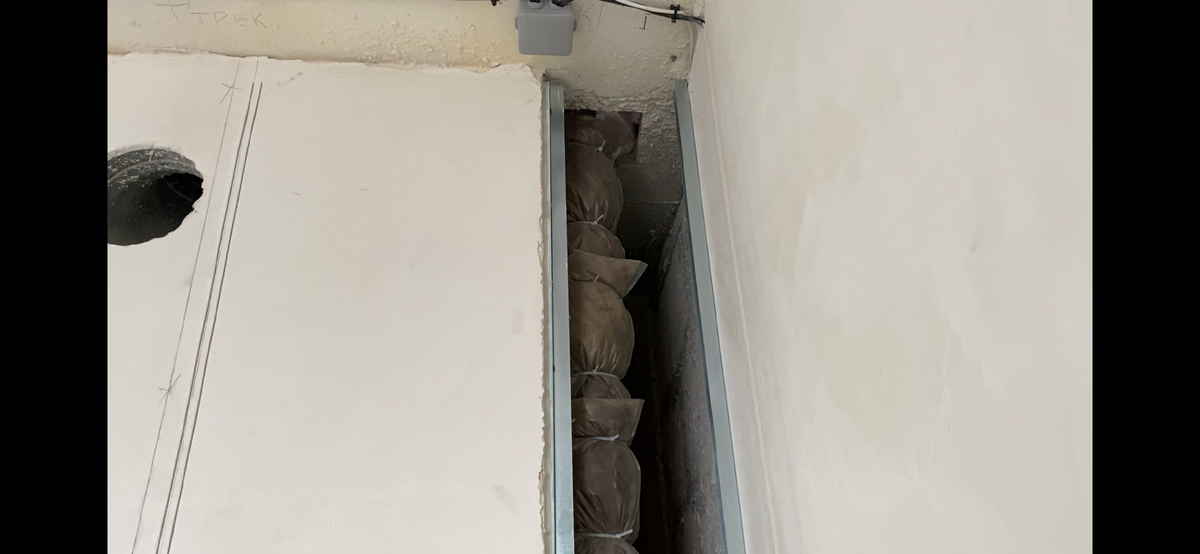 Ниша на кухне. Профиль справа держится на дюбелях, с левой стороны профиль приклеен через гипсокартон к кирпичной кладке. Ширина не позволяет использовать перфоратор.