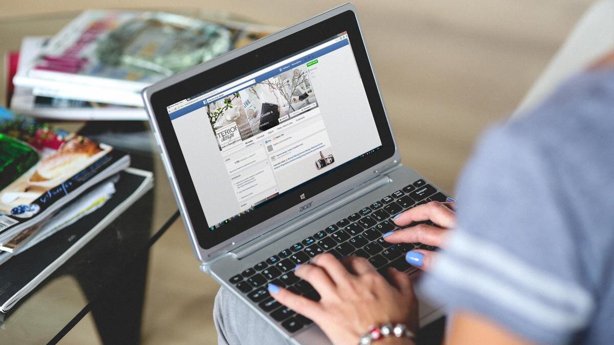    Женщина с ноутбуком:pexels.com