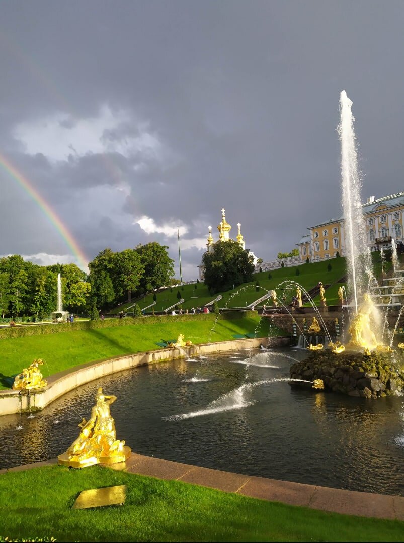 Сколько людей посещают петергоф. Петергоф. Скульптура Самсона в Центральном фонтане парка Петергоф.