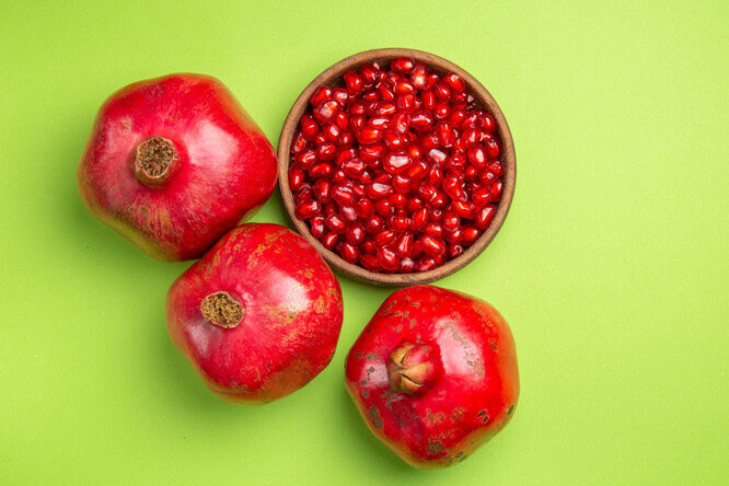 По словам специалиста, гранат обладает множеством полезных веществ. В нём много антиоксидантов, витаминов С, А, группы В, калия, марганца, фолиевой и никотиновой кислот.
В то же время гранатовый сок полезен мягким мочегонным, желчегонным, противовоспалительным, антисептическим и обезболивающим свойствами. Употребление сока рекомендуется также при диарее, поскольку он оказывает и закрепляющее действие, но в концентрированном виде пить его противопоказано, особенно при гастрите и язве желудка. С осторожностью следует употреблять гранат при склонности к пищевым аллергиям. Как и грейпфрутовый, гранатовый сок нельзя смешивать с некоторыми лекарствами, понижающими уровень холестерин