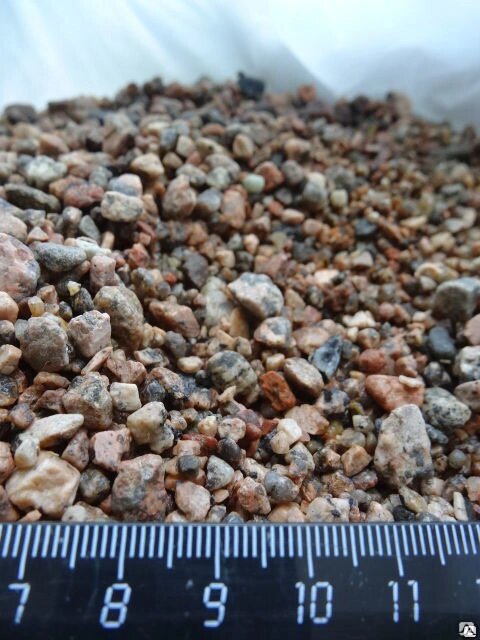 Гравийный щебень - продукт дробления гравийных пород добывающихся путём намывания со дна рек. Фракция материала соответствует фракции 5-20, и иногда 10-20 мм.