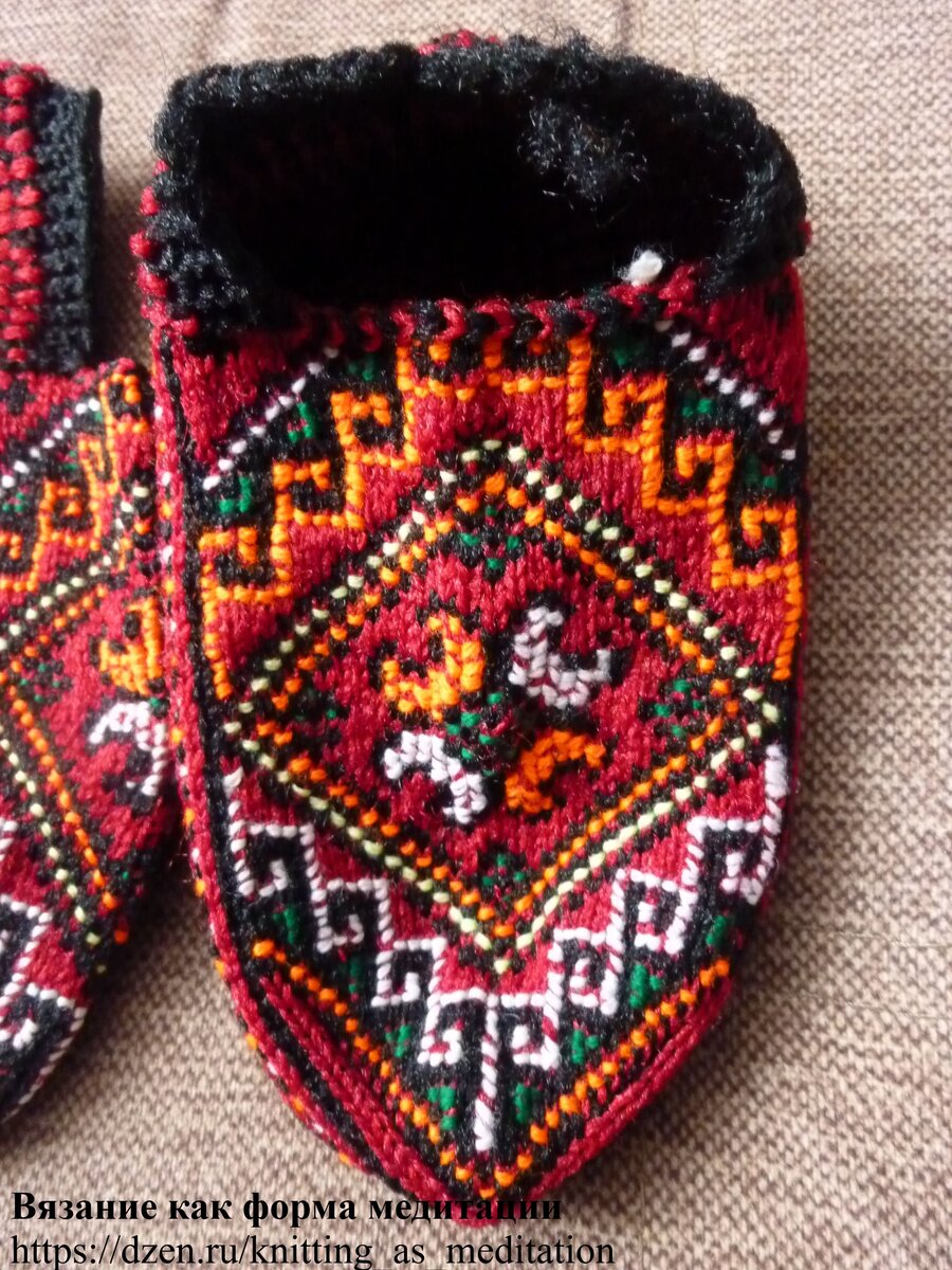 Вязаные туркменские следки с орнаментом