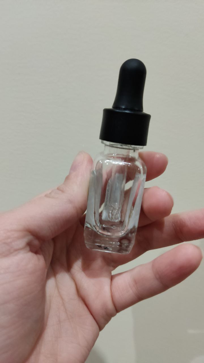 Масло для ногтей - хватило более, чем на год, с учётом чередования с парой других из проекта (но в последнее время я заканчивала именно это). Жирненькое, пачкает всё вокруг, но вроде, смягчает кутикулу. 