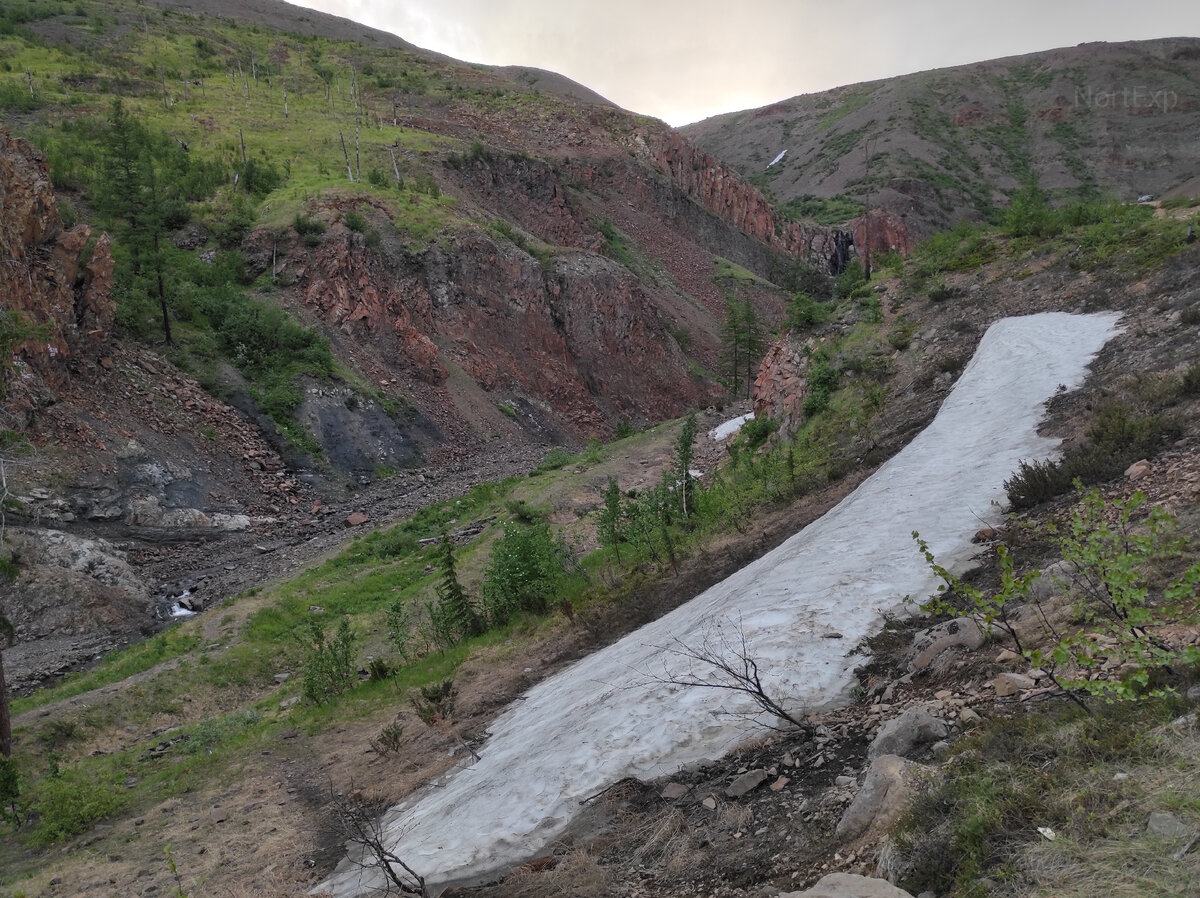 Талнах водопад красные камни