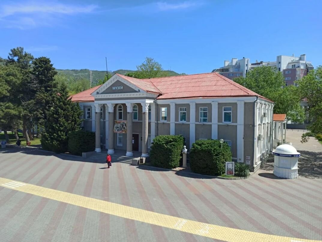  Краткое описание
Вы решили провести свой отпуск в Геленджике? — Тогда вы наверняка слышали про то, как красив этот город с его живописной бухтой, уютной набережной и могучими горами.-8