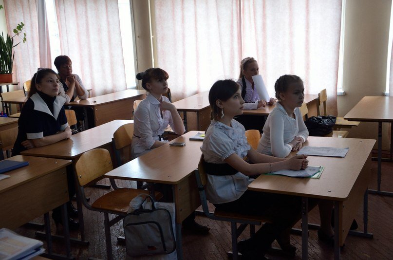 На школьной конференции поддерживаем с коллегой своих учеников.