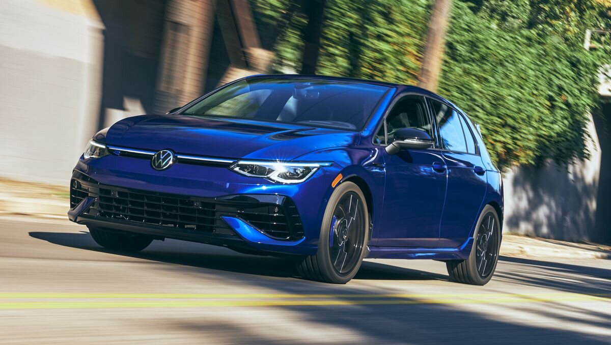 Источник: https://www.caranddriver.com/  На фото: Volkswagen Golf R.