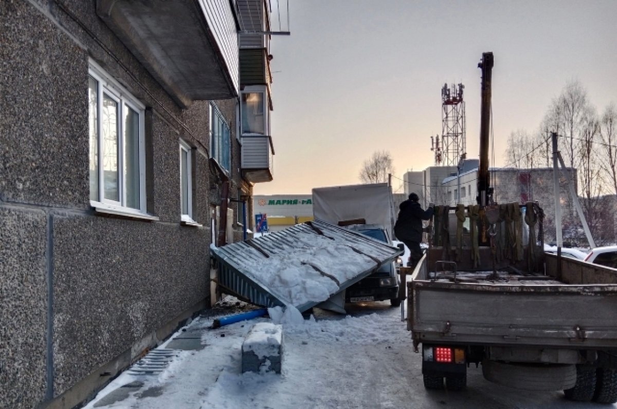    Водитель «ГАЗели» снёс козырёк подъезда в доме на Ленина под Новосибирском