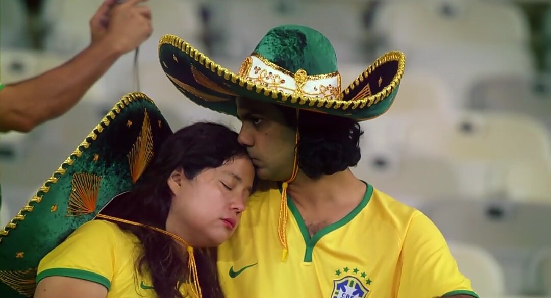 Слезы бразильских болельщиков после седьмого пропущенного гола