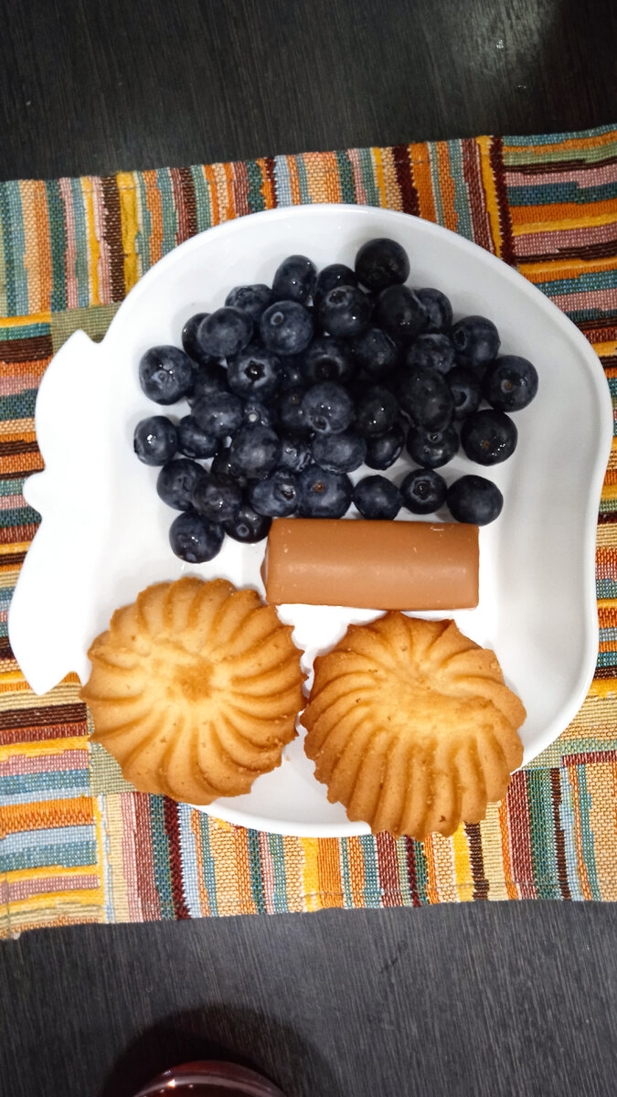 Обсуждали сегодня с подругой это печенье. Она взяла по моему совету. Его отличительная черта - отсутствие джема, который вечно засыхает намертво и к зубам пристает.