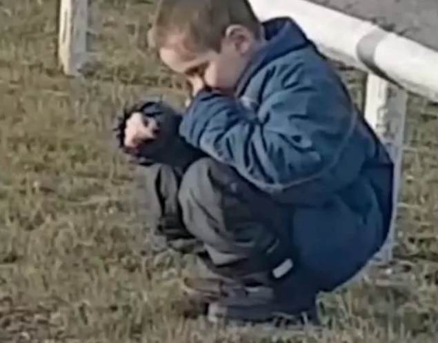 Украденный мальчик видео. Похищение детей женщинами. Мальчик спасает девочку.