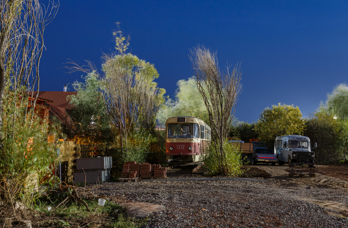 Вагон Т-3 номер 1212 на участке, рядом иная автотехника, снимок весьма атмосферный, фото  Илья Марченко
