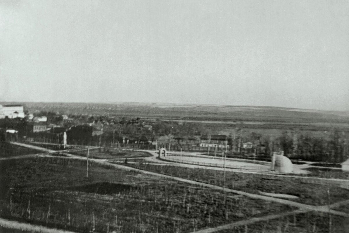 Вид на территорию Успенской площади, в левой части городской нижний сад. Фото послереволюционное