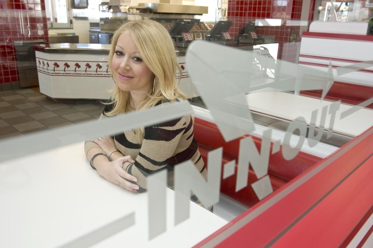 Линси Снайдер в ресторане In-N-Out в день его торжественного открытия. 