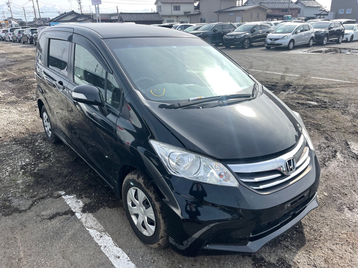 Honda freed 2013. Хонда Фрид 2014 года. Хонда Фрид 2010. Ходовые огни Хонда Фрид.