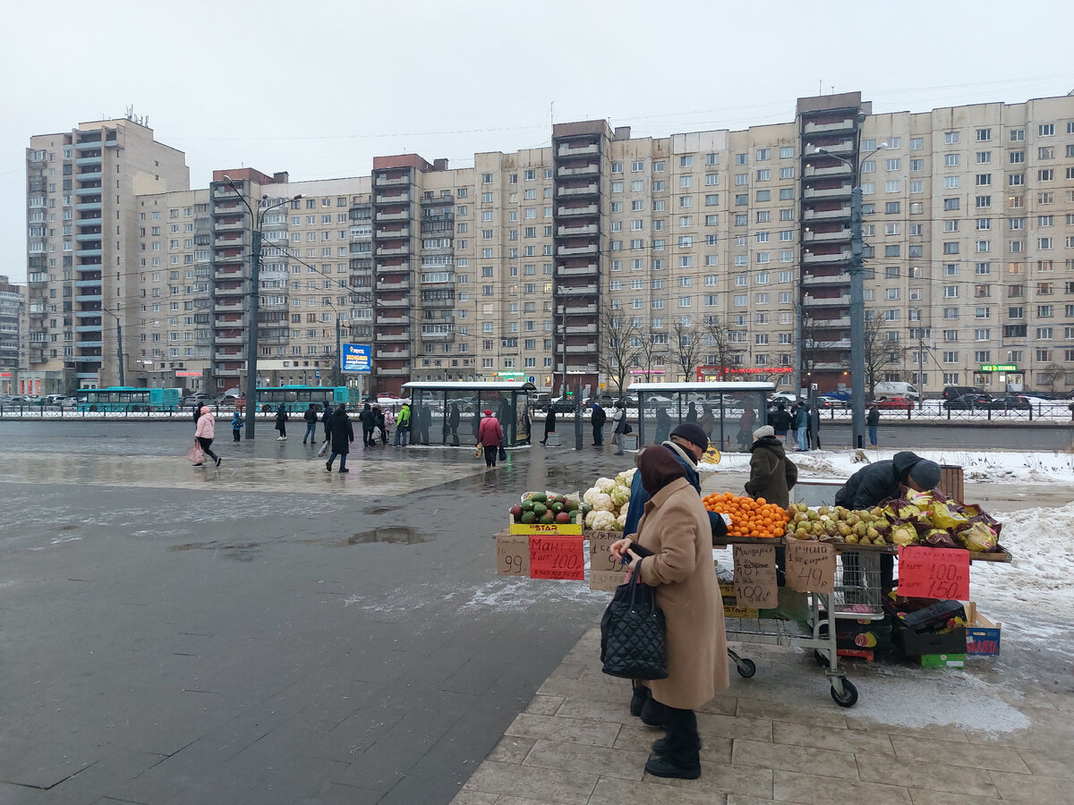 Выходишь из метро "Проспект Большевиков" и видишь вот это вот всё - наше народное. 