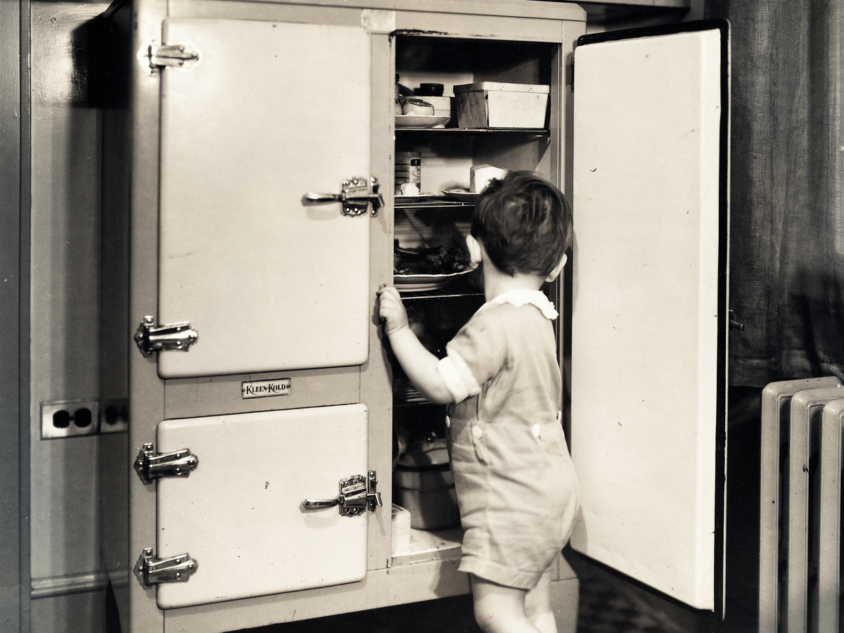 Первый холодильник General Electric 1911. Холодильник Monitor-Top 1927. Как менялся холодильник