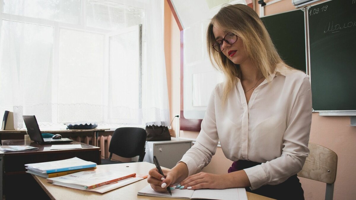    В Волгоградской области молодым учителям выплатят премии по 50 тысяч рублей. В общей сложности их получат 40 отличившихся педагогов, информация об этом содержится в постановлении губернатора.