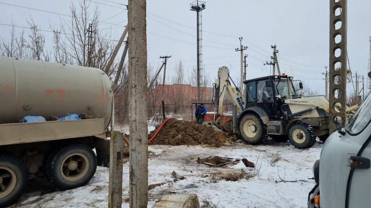     Коммунальщики планируют ликвидировать коммунальную аварию, из-за которой большая часть Котово испытывает трудности с получением воды, сегодня к 21:00. При необходимости власти готовы запустить в работу водовозки.