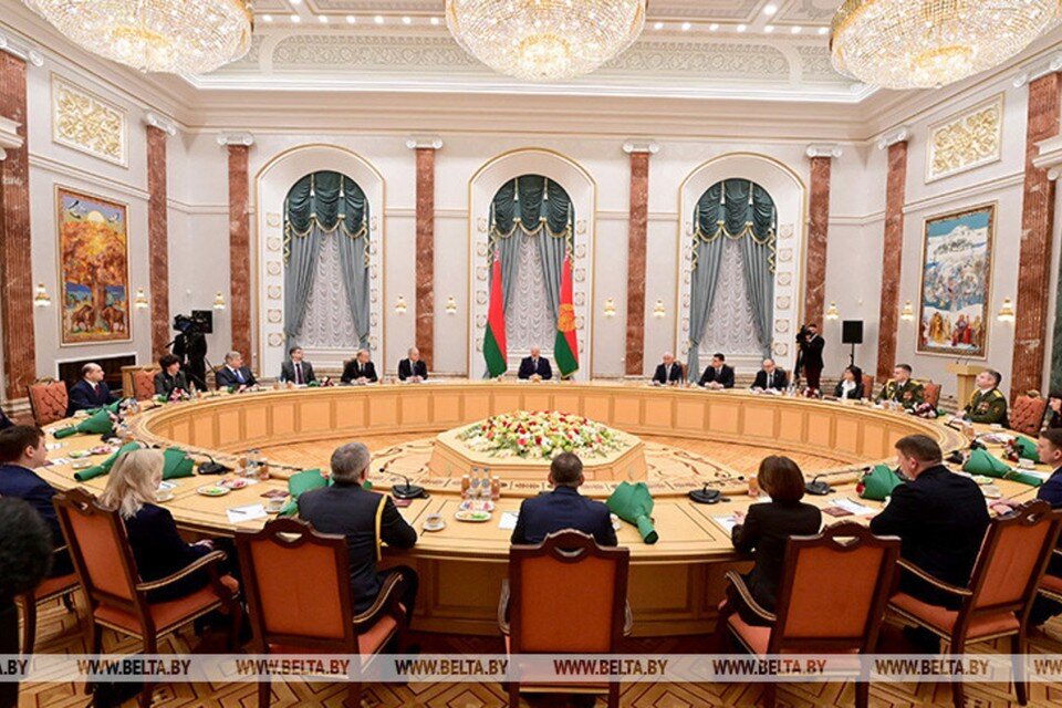     Лукашенко угощал учёных макаронами и чаем, который присылает Си Цзиньпин. Фото: БелТА