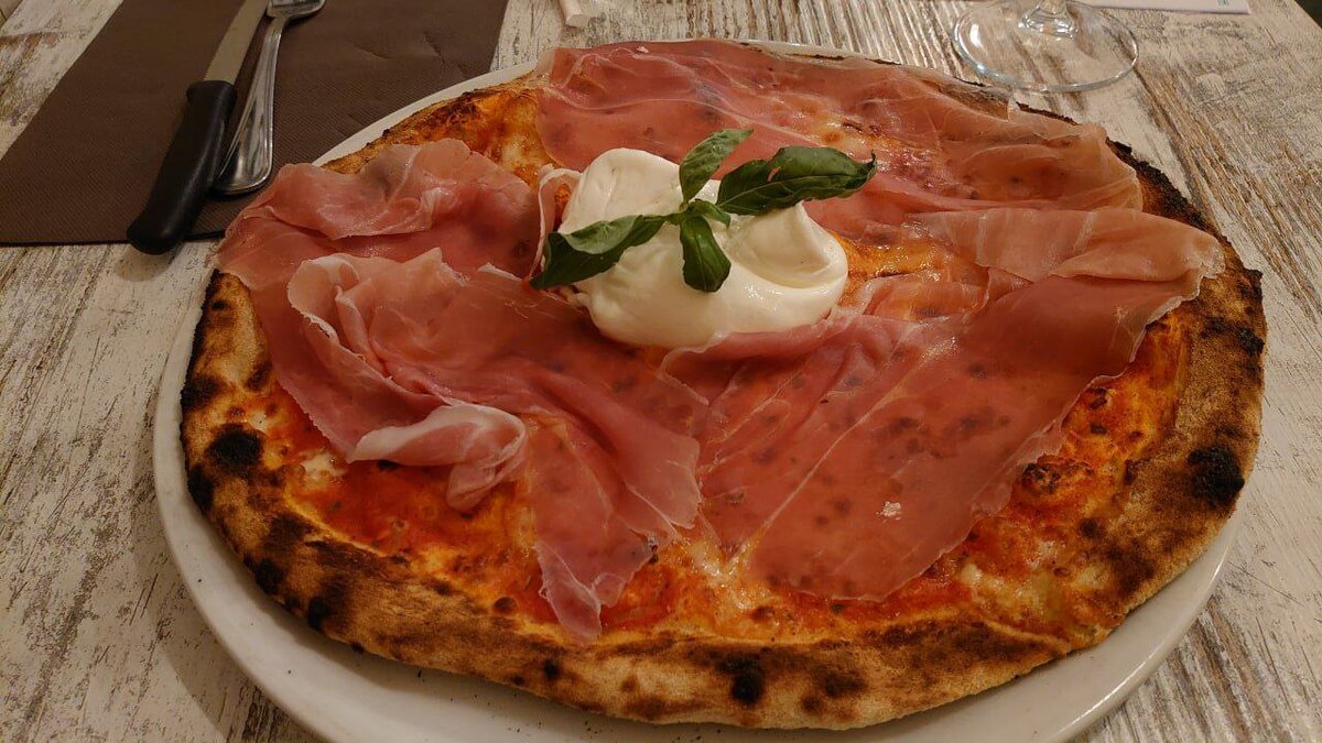 Пицца с прошутто и бурратой