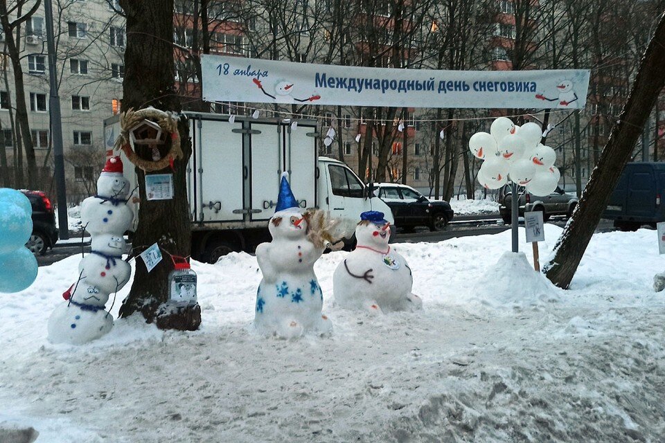     Москвичка Татьяна Точилина мастерит снежные фигурки на радость соседям уже четыре года подряд  Личный архив