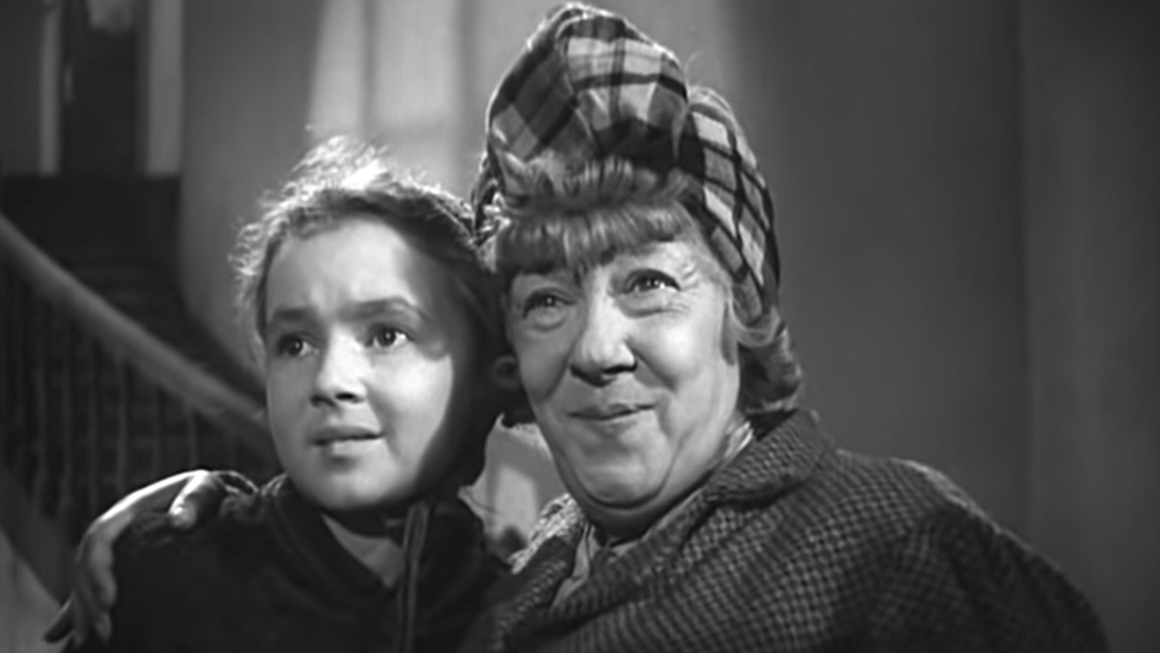 Кадр из фильма "У них есть Родина". Удочеренная сирота Ира с приемной мамой. Теперь ее зовут Ирма Вурст.