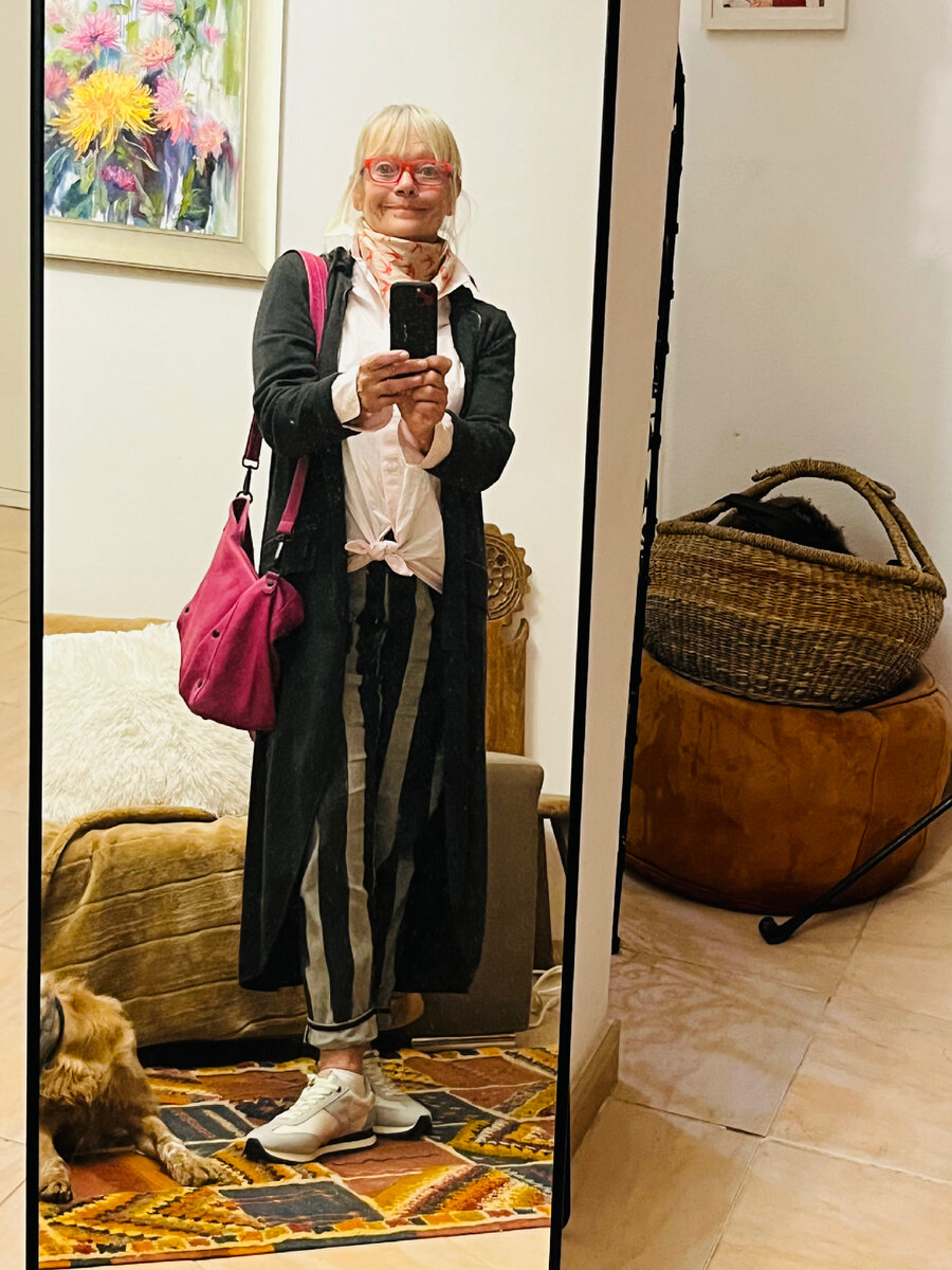 Меняем брюки и обувь… и вот слегка хулиганка, да в спортивных кроссовках. Что это значит? Активность и динамика нашего образа .. А лёгкая небрежность транслирует в мир нашу готовность воспринимать новое, актуальное, динамичное. Т е мы молоды … если не внешне ( все там будут!) , то душой и энергией! 