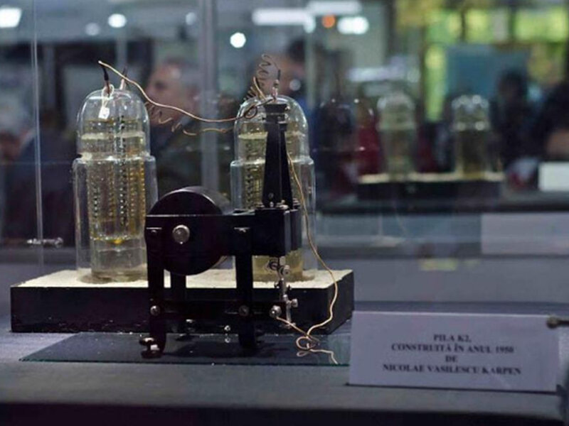 Так выглядит батарея Карпена, подключённая к двигателю. Это не оригинал.