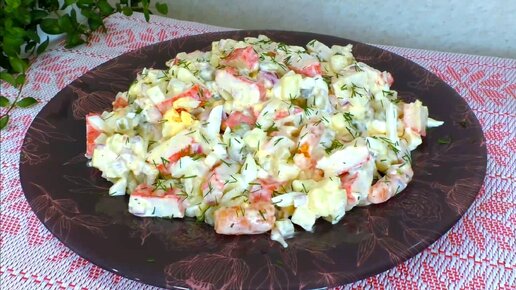 Салат на скорую руку такой вкусный, что хочется его есть и есть.