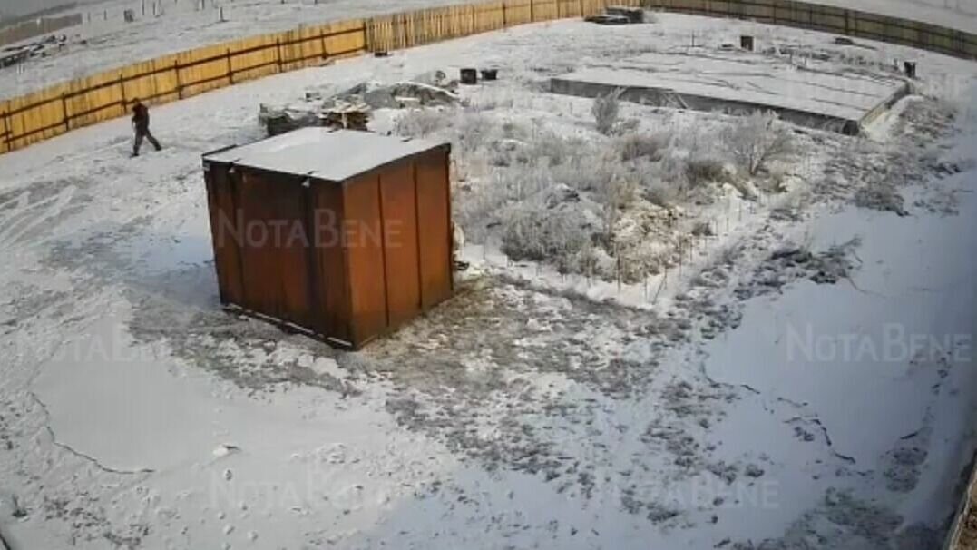     В селе Зеленое неизвестный мужчина ходил по участкам с ружьем — сейчас его ищет полиция.