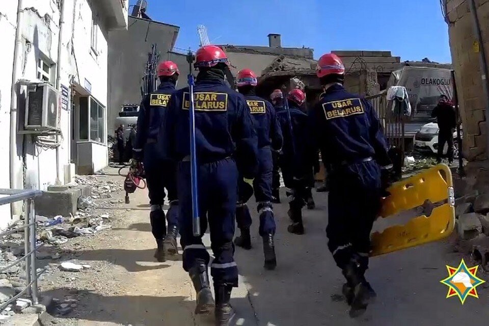     Белорусские спасатели в Турции участвуют в масштабной поисково-спасательной операции по поиску выживших после землетрясения. Фото: стоп-кадр | видео МЧС