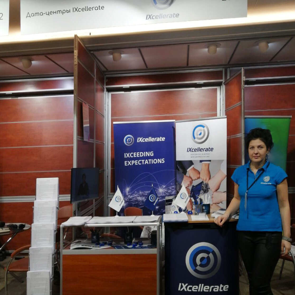 Команда IXcellerate с радостью встречает студентов и отвечает на многочисленные вопросы будущих специалистов.