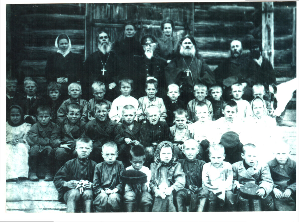 Ембское 1-е Земское училище, (открыто в 1879 году), д. Поповка. Фото 80-90-х годов XIX века. Надпись на обороте фотографии: " Слева на право пятая с краю учитель Ембского Земского училища Попова Юлия Николаевна, справа налево второй с краю капиталист Алаев Константин Иванович. Далее законоучитель школы священник Образцов, рядом инспектор училищ и группа учащихся... 