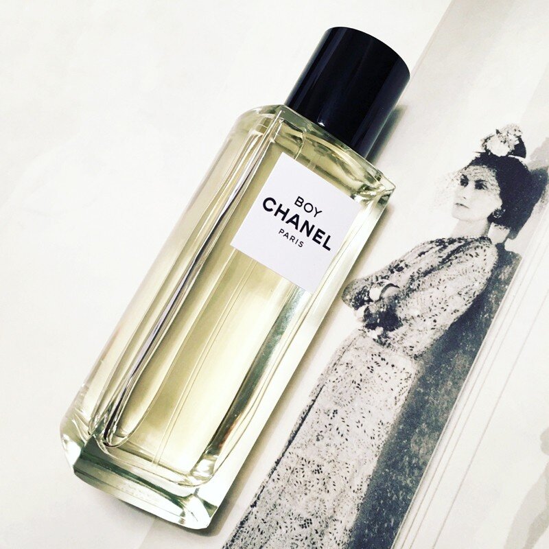 Совсем юной девушкой Габриэль Шанель встретила британца Артура «Боя» Кэйпела. Он стал ее покровителем и первой любовью. А потом трагически погиб.