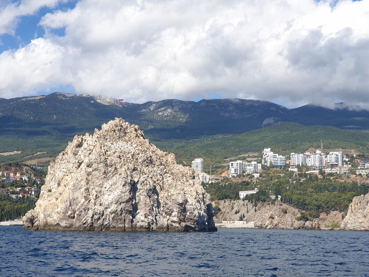 🏘Красота по-Крымски. Атмосфера и самобытность курортного посёлка Гурзуф. |  ЖИЗНЬ С ВИДОМ НА МОРЕ🌊 | Дзен