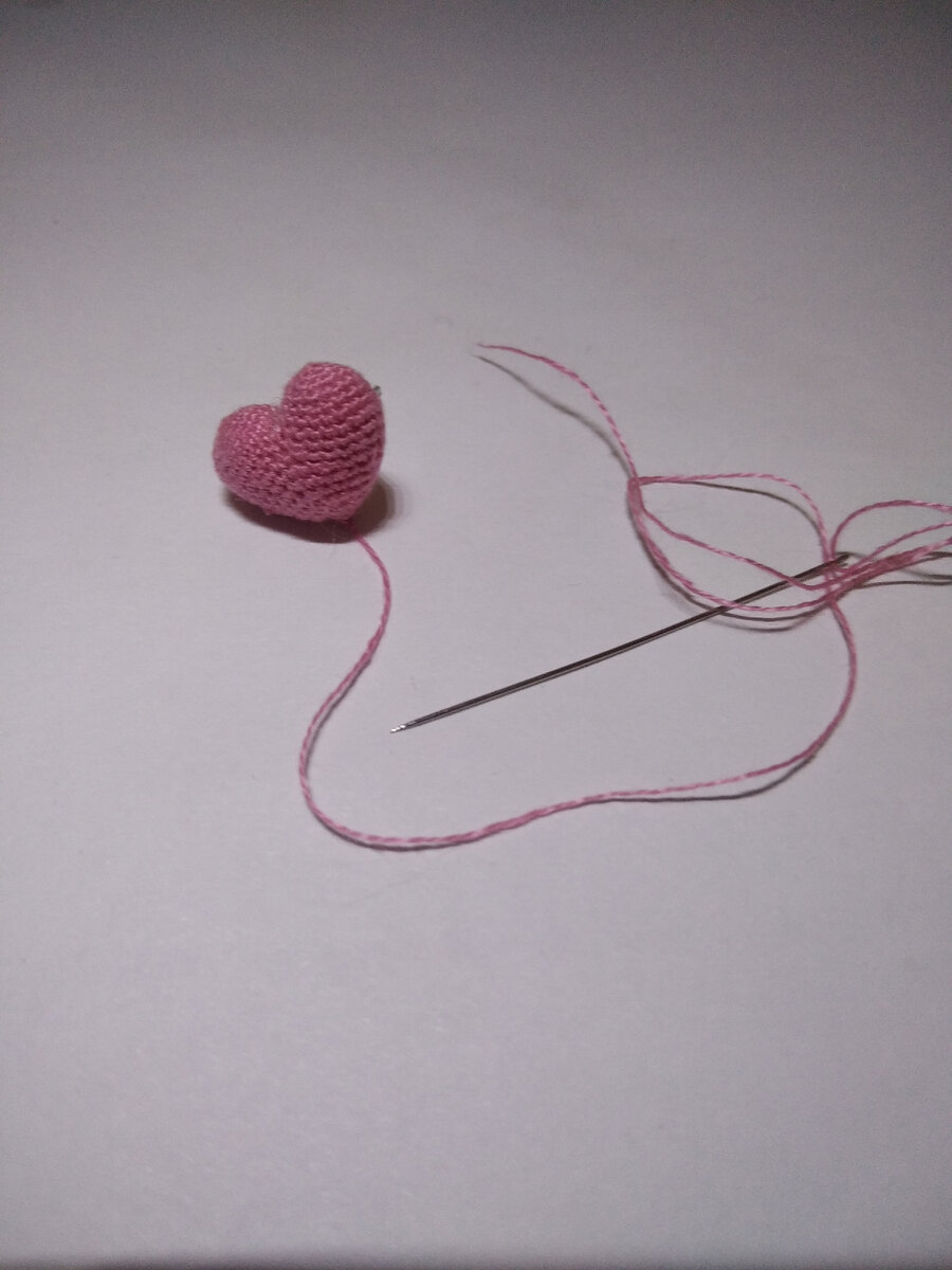 Если не хватает объëма, на этом этапе можно добавить ещё синтепона через верхнее отверстие и только потом его зашить. 