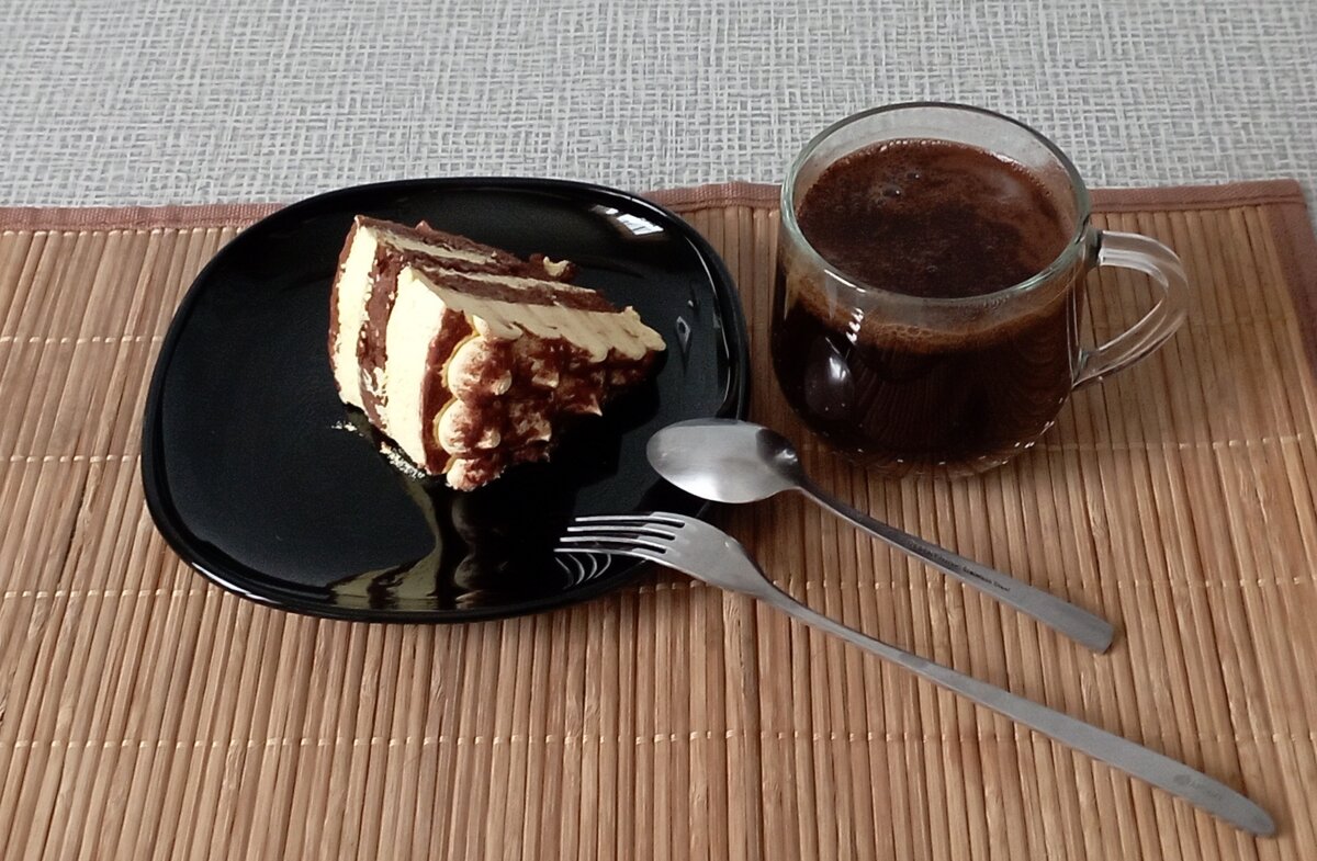 Мой наспех завтрак. Так спешила, что уронила торт))) фото моё. Организм ликует. Торт мои девочки любимые привозили. Последний кусок самый вкусный)))