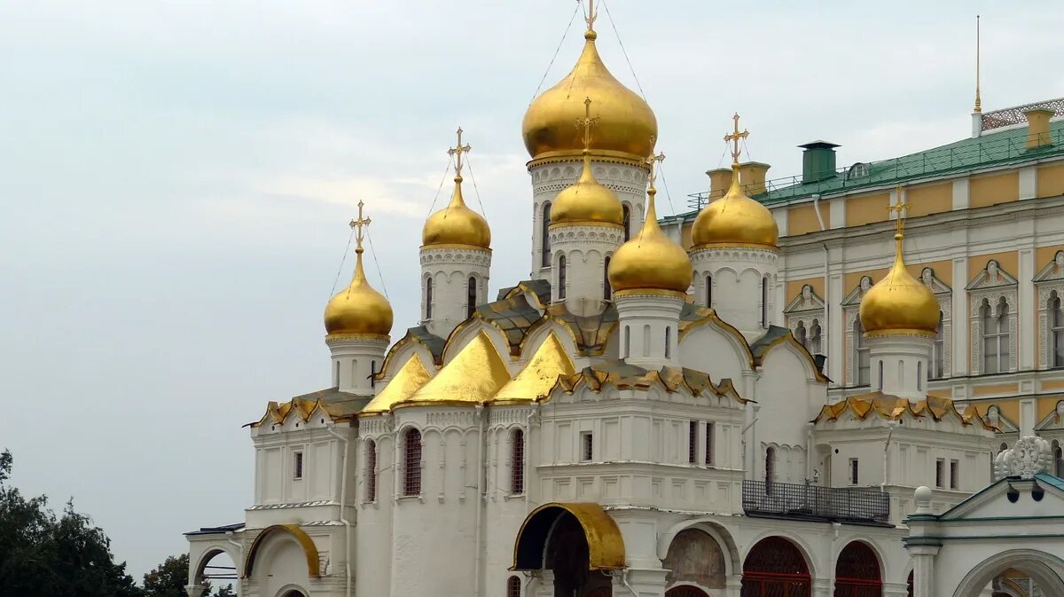 благовещенский собор казань. какие храмы принимают вещи. какие храмы принимают вещи. успенский собор московского кремля. алтарь храм ильи пророка ярославль.