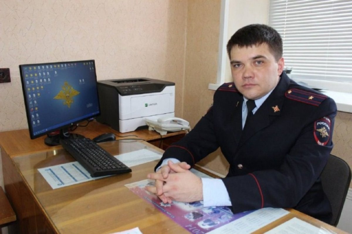    Сотрудник уголовного розыска не прошел мимо обманутой женщины.