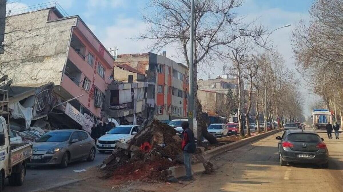    Жилые дома, разрушенные в результате землетрясения в турецком городе Кахраманмараш© РИА Новости