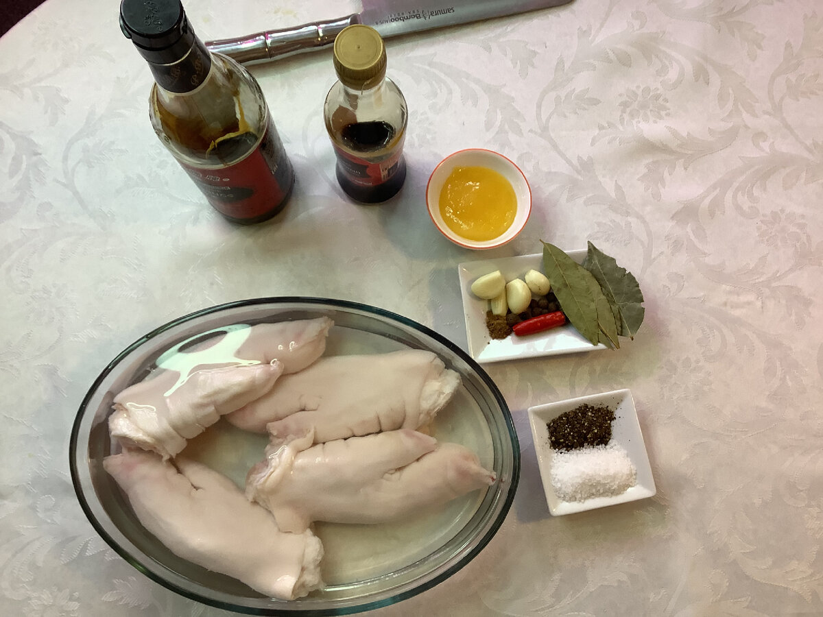 Мы любим пряненько , поэтому у меня так:соль, перец, чеснок, мускатный орех, душистый перец, лаврушка, мед, соевый соус и темный соевый соус