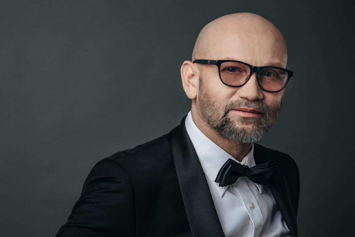 Сергей Харин - российский музыкальный продюсер, поэт-песенник, автор текста "Мальчик хочет в Тамбов". 