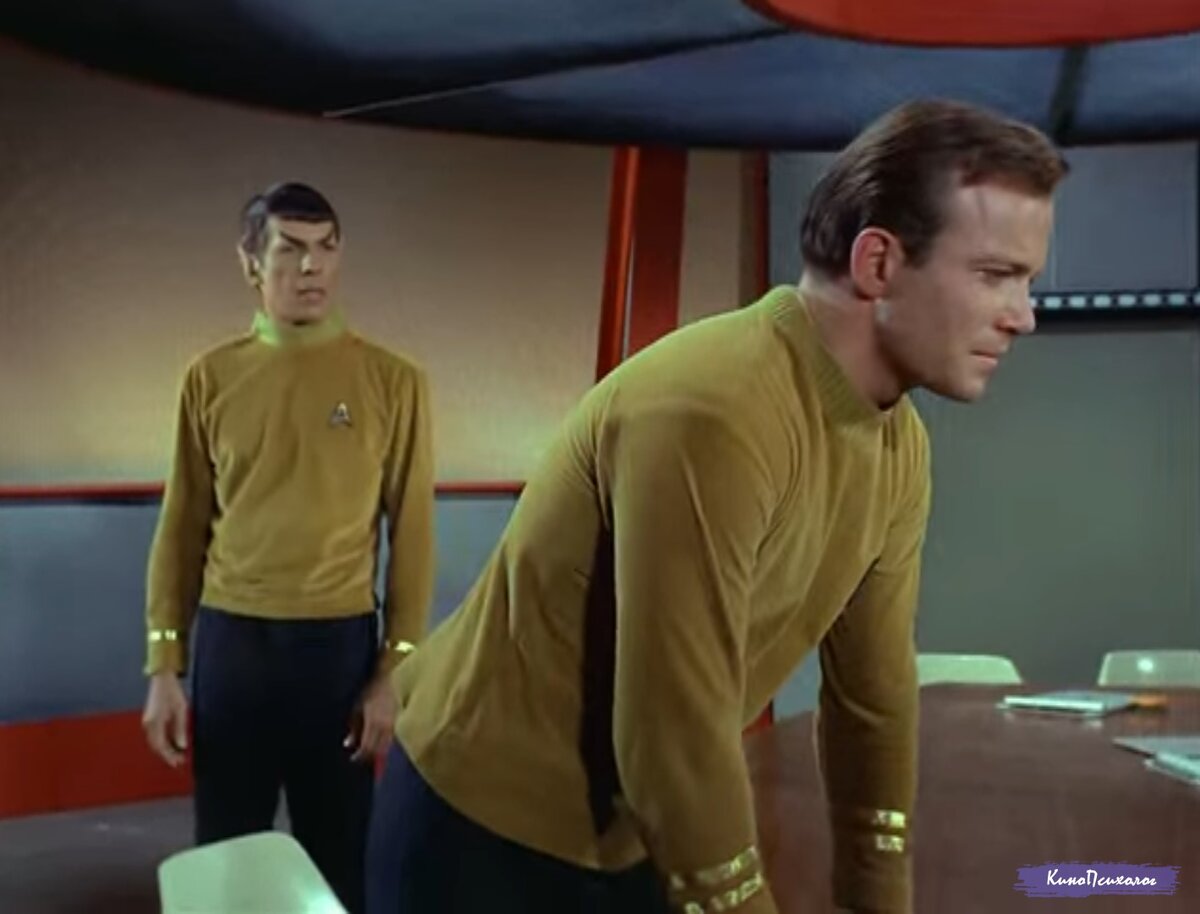 "Стар трек", скриншот из сериала. Мистер Спок и капитан Кирк.