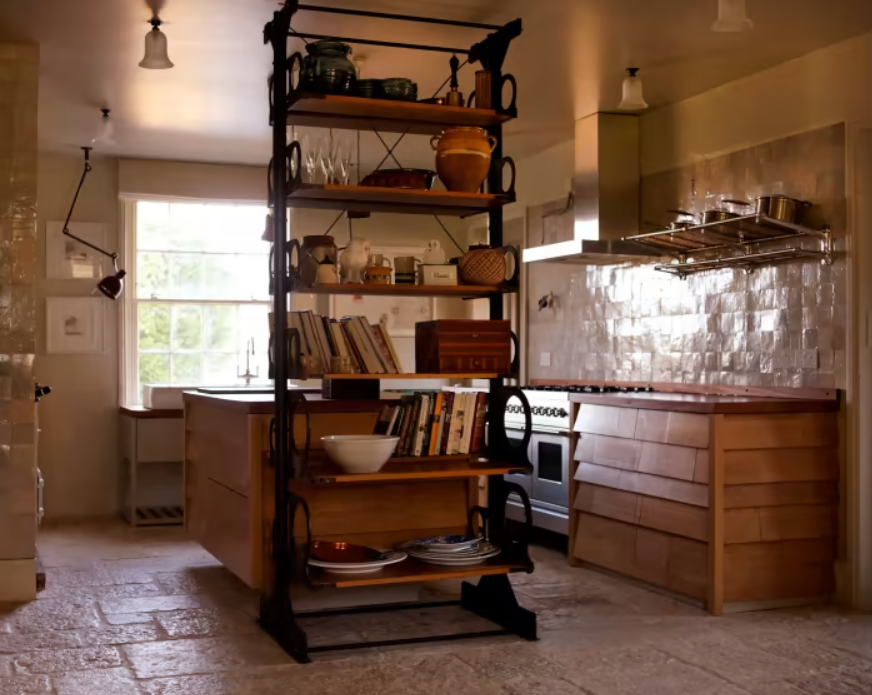 Люк Эдвард Холл поделился в своей статье иллюстрацией, как индустриальный стеллаж вписался в кухню