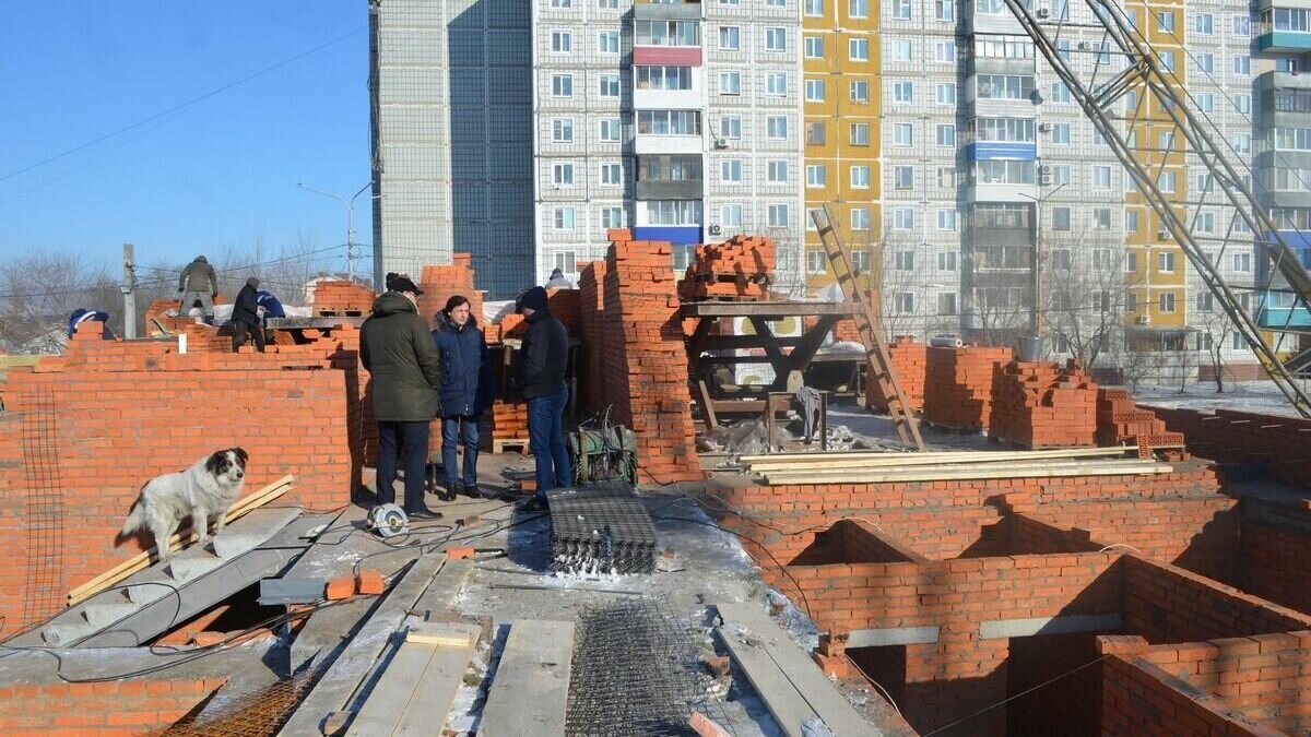     Глава города Юности Александр Жорник проверил, как идёт строительство жилья на улице Красногвардейская и на проспекте Московский.