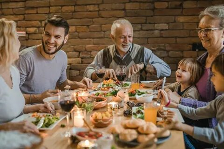 Совместный ужин с семьей спасет вам жизнь. Результаты научного исследования