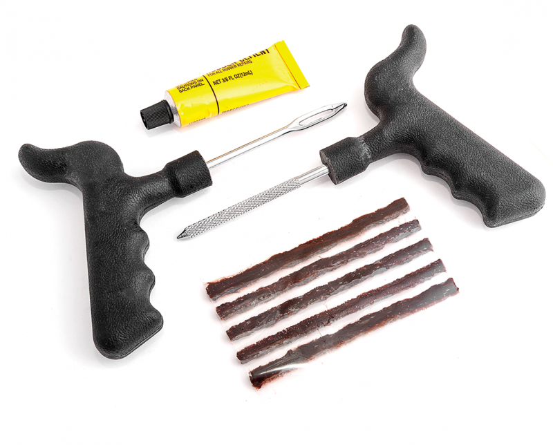 Набор для ремонта бескамерных шин. С его помощью можно заткнуть отверстие в шине в случае прокола. Это намного проще чем кажется на первый взгляд.