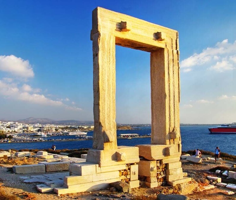 Остров Наксос, порты столицы - Хоры Наксос. Колоссальных размеров арка Портара на развалинах древнего храма, посвященному Аполлону. (Хотя, зная характер островитян, скорее, Дионису:-) Наксос - родина Диониса и родина вина, как никак. А еще (опять же, зная островитян), не уверен, что они вообще строили этот храм, думаю, что дело ограничилось аркой, а потом - праздник урожая, молодое вино, ну вы понимаете....))